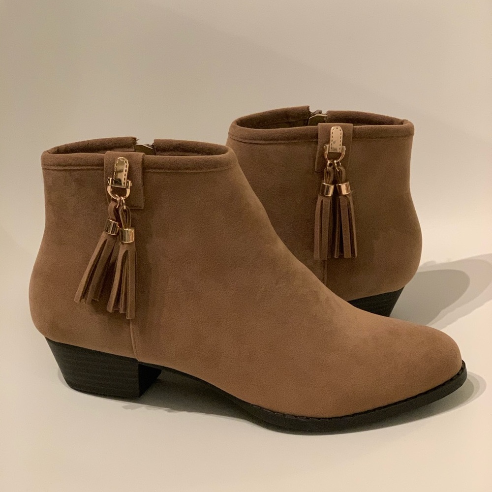 Heeled booties with tassels